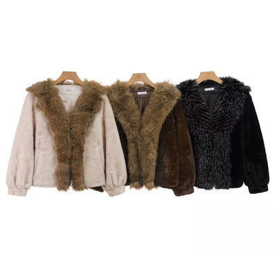 Cappotto peloso con collo a contrasto