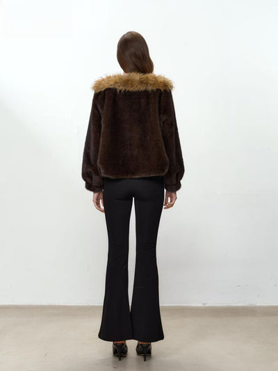 Cappotto peloso con collo a contrasto